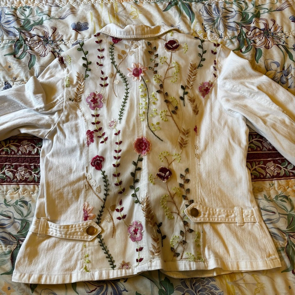 Upcycled Women’s XL White Cotton Jean Denim jacket with floral lace appliqué - Picture 9 of 9